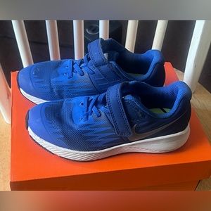 Blue Nike flex runner